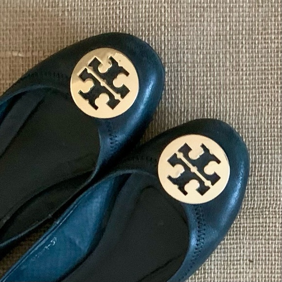 TORY BURCH Minnie Black Leather Ballet Flats Gold Metal Double “T” Size 7 (38) - Picture 6 of 13